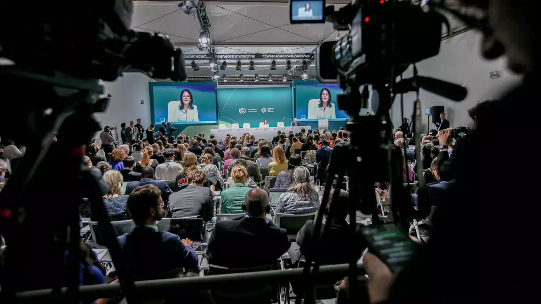 Volles Haus bei der Pressekonferenz Baerbocks auf der Klimakonferenz. - Bild: Bianca Otero/ZUMA Press Wire/dpa