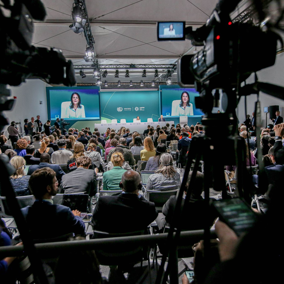 Volles Haus bei der Pressekonferenz Baerbocks auf der Klimakonferenz. - Foto: Bianca Otero/ZUMA Press Wire/dpa
