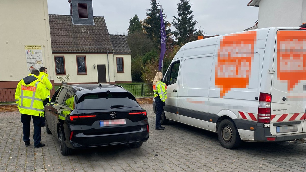 POL-WE: + Kontrollen zur Schulwegsicherung + Fußgängerin von Linienbus erfasst + Portemonnaie aus Mercedes geklaut + Wohnmobil beschädigt + Rüttelplatte gestohlen + - Foto: presseportal.de
