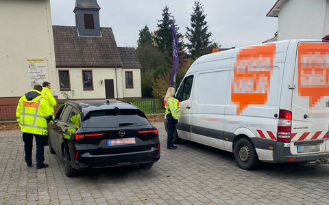 POL-WE: + Kontrollen zur Schulwegsicherung + Fußgängerin von Linienbus erfasst + Portemonnaie aus Mercedes geklaut + Wohnmobil beschädigt + Rüttelplatte gestohlen + - Foto: presseportal.de