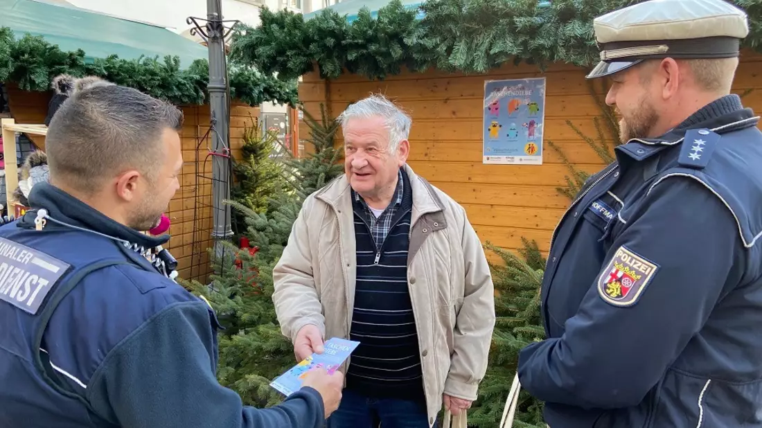 POL-PPKO: Eröffnung des Weihnachtsmarktes in Koblenz am 22.11.2024 - Polizei Koblenz und Ordnungsamt auf dem Weihnachtsmarkt - Bild: presseportal.de