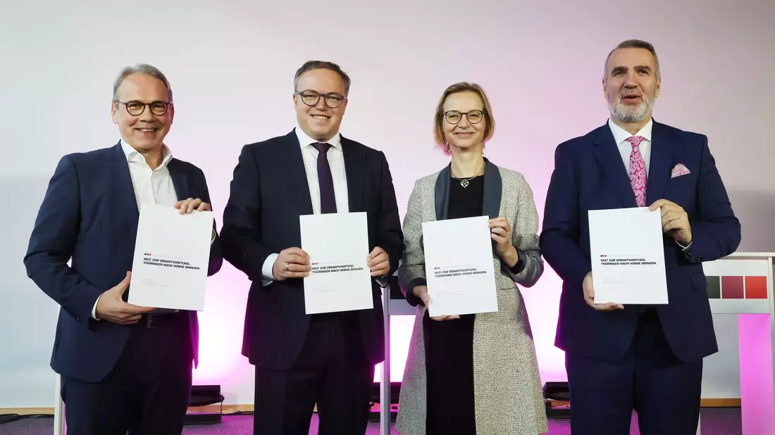 Koalitionsvertrag von CDU, BSW und SPD in Thüringen perfekt  - Bild: Bodo Schackow/dpa