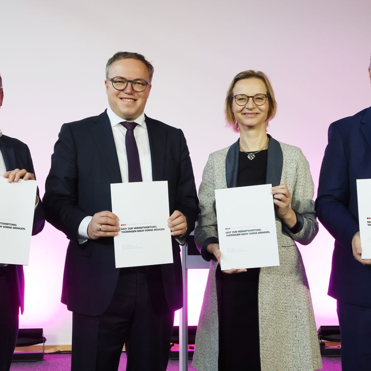 Koalitionsvertrag von CDU, BSW und SPD in Thüringen perfekt  - Foto: Bodo Schackow/dpa