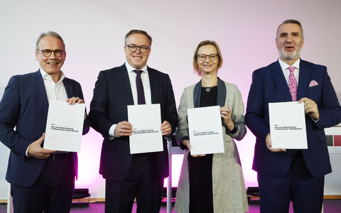 Koalitionsvertrag von CDU, BSW und SPD in Thüringen perfekt  - Foto: Bodo Schackow/dpa