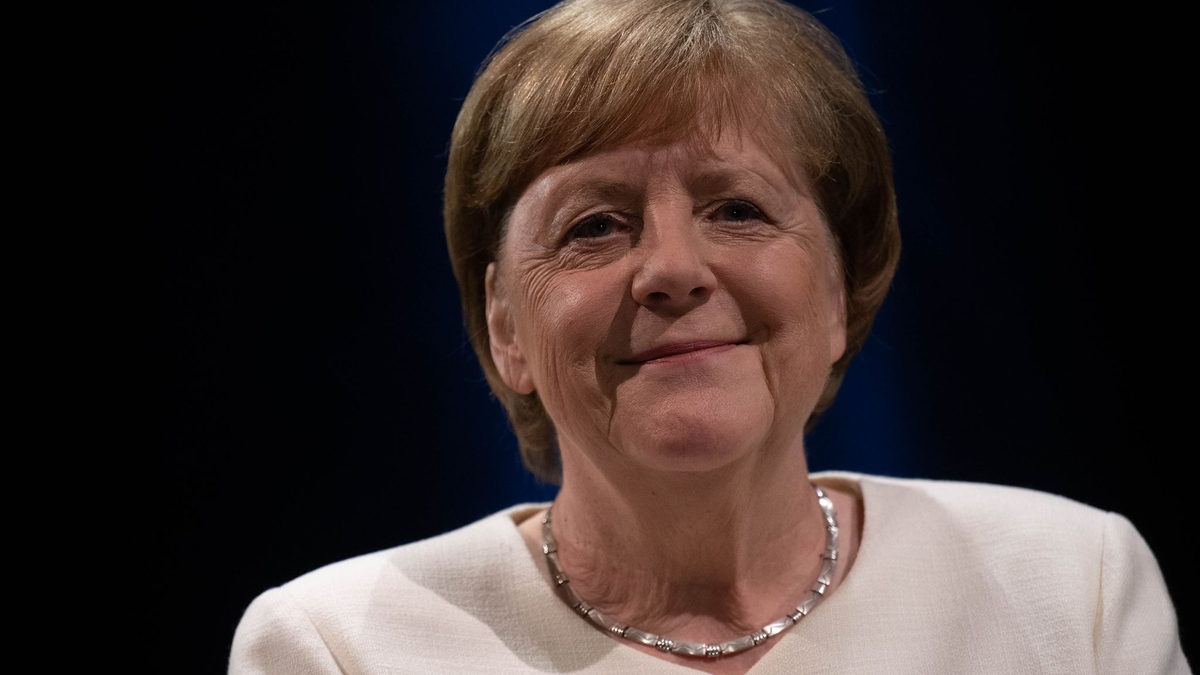 2015 hatte die damalige Kanzlerin entschieden, die deutschen Grenzen offen zu halten. Daran hält sie auch heute in der Migrationsdebatte fest. Auch in einer anderen Frage mischt sie sich ein. (Archivbild) - Foto: Hendrik Schmidt/dpa