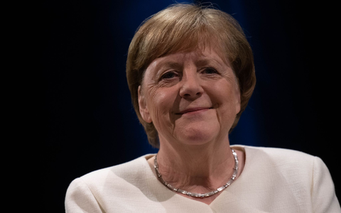 2015 hatte die damalige Kanzlerin entschieden, die deutschen Grenzen offen zu halten. Daran hält sie auch heute in der Migrationsdebatte fest. Auch in einer anderen Frage mischt sie sich ein. (Archivbild) - Foto: Hendrik Schmidt/dpa