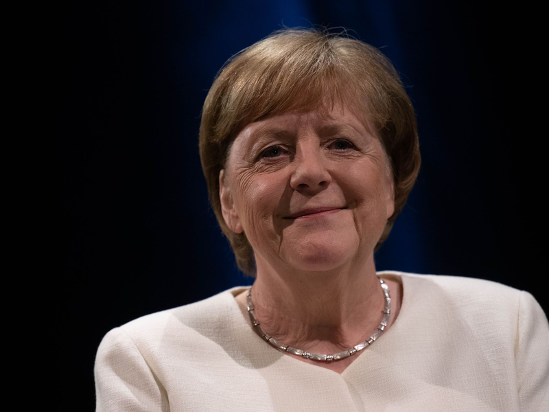 2015 hatte die damalige Kanzlerin entschieden, die deutschen Grenzen offen zu halten. Daran hält sie auch heute in der Migrationsdebatte fest. Auch in einer anderen Frage mischt sie sich ein. (Archivbild) - Foto: Hendrik Schmidt/dpa