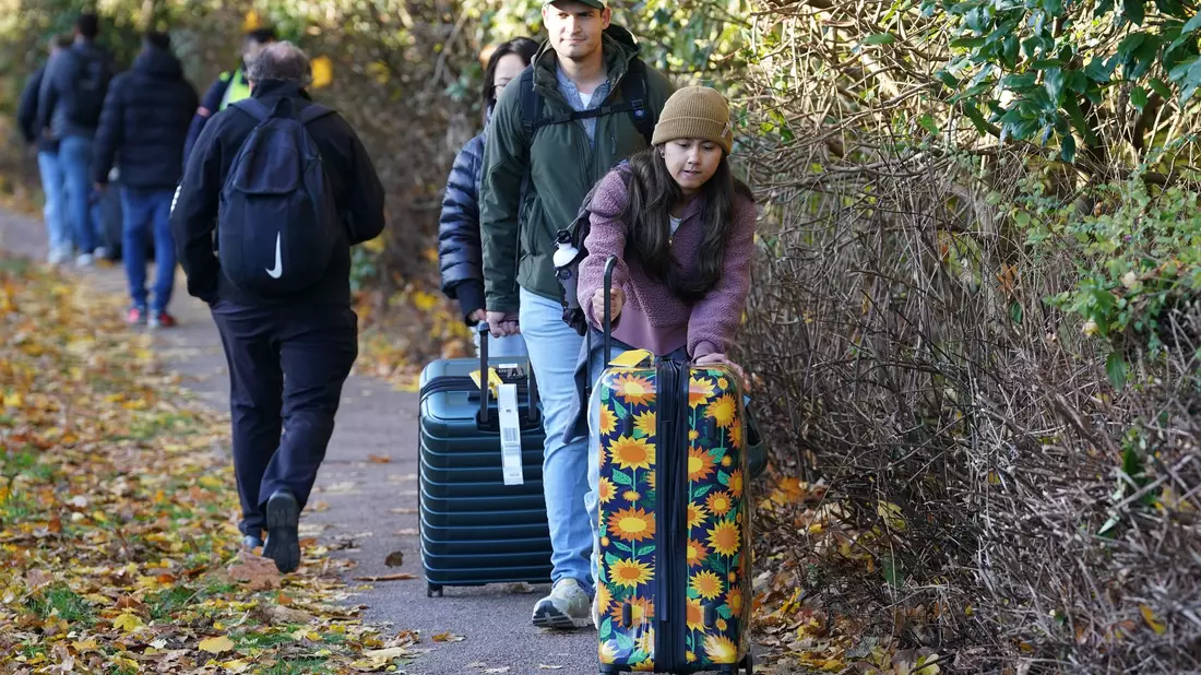 Teile des Londoner Flughafens Gatwick wurden vorübergehend gesperrt.  - Bild: Gareth Fuller/PA Wire/dpa