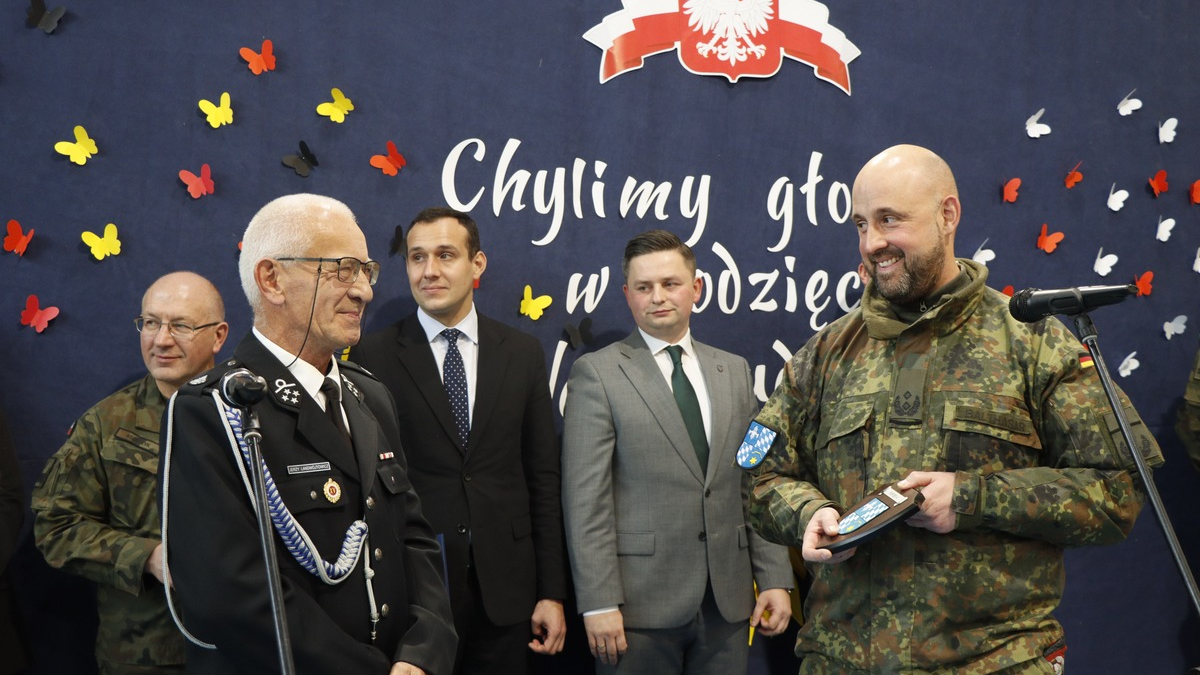 Hochwasser-Einsatz beendet: Oberschlesische Bevölkerung / verabschiedet bayerische Pioniere - Foto: presseportal.de