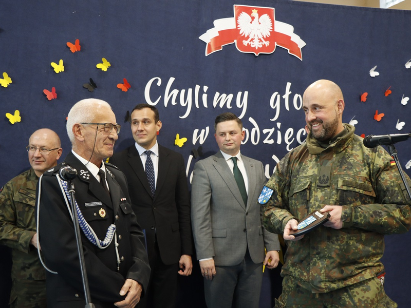 Hochwasser-Einsatz beendet: Oberschlesische Bevölkerung / verabschiedet bayerische Pioniere - Foto: presseportal.de