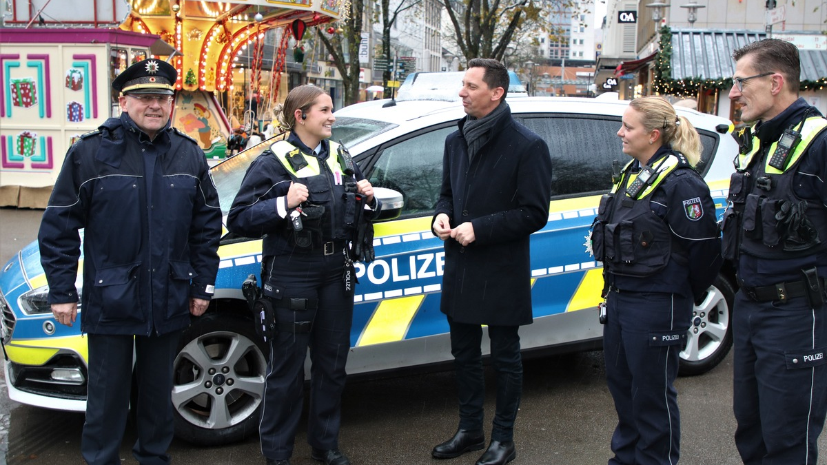 POL-SI: Polizei mit verstärkten Kräften auf dem Weihnachtsmarkt - Waffengesetz verbietet jetzt auch Messer und schafft für Polizei neue Kontrollmöglichkeiten - #pol-siwi - Foto: presseportal.de