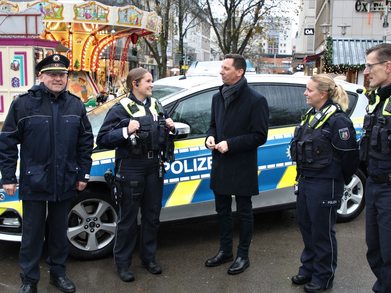 POL-SI: Polizei mit verstärkten Kräften auf dem Weihnachtsmarkt - Waffengesetz verbietet jetzt auch Messer und schafft für Polizei neue Kontrollmöglichkeiten - #pol-siwi - Foto: presseportal.de