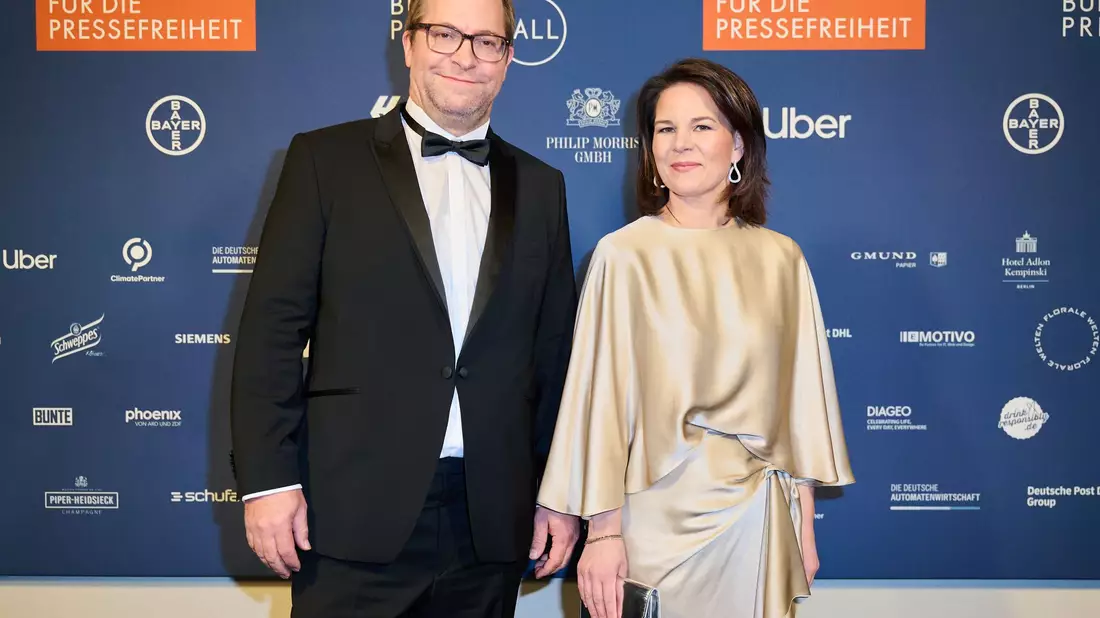Der Kommunikationsberater und die Ministerin wollen wegen ihrer Töchter vorerst weiter zusammen wohnen.  - Bild: Annette Riedl/dpa