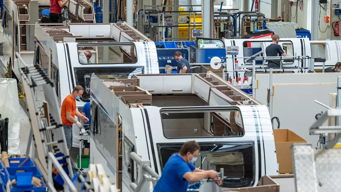 Wohnmobilhersteller Knaus Tabbert wird in seinen Hauptwerken eine Produktionspause einlegen. - Bild: Armin Weigel/dpa
