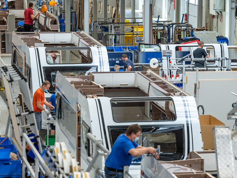 Wohnmobilhersteller Knaus Tabbert wird in seinen Hauptwerken eine Produktionspause einlegen. (Archivbild) - Foto: Armin Weigel/dpa