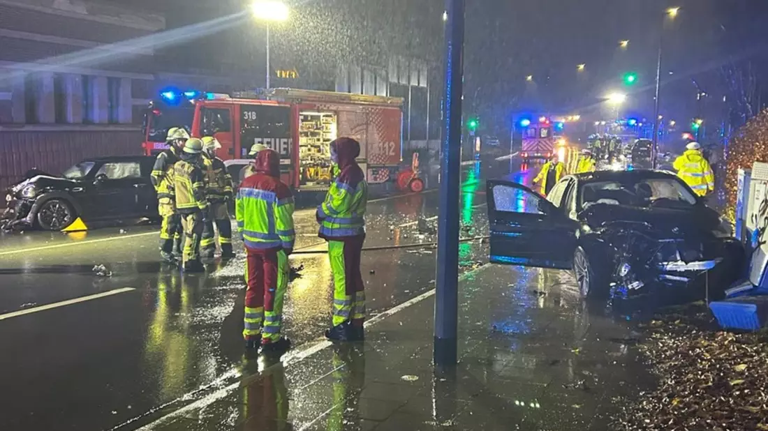 FW-E: Verkehrsunfall mit mehreren beteiligten Fahrzeugen - vier Personen verletzt - Bild: presseportal.de