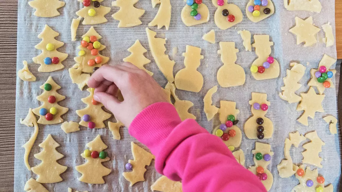 Weihnachtsplätzchen sind bei vielen Menschen in Deutschland sehr beliebt. (Symbolbild) - Bild: Daniel Bockwoldt/dpa