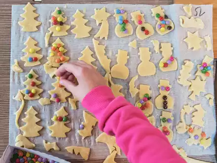 Weihnachtsplätzchen sind bei vielen Menschen in Deutschland sehr beliebt. (Symbolbild) - Foto: Daniel Bockwoldt/dpa