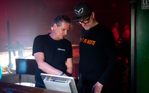 Suchtmediziner Gernot Rücker und Techno-DJ «Dr. Motte» waren beim bundesweit ersten Drug-Checking dabei. - Foto: Daniel Bockwoldt/dpa