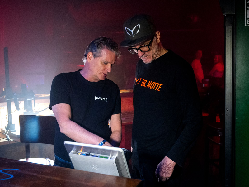 Suchtmediziner Gernot Rücker und Techno-DJ «Dr. Motte» waren beim bundesweit ersten Drug-Checking dabei. - Foto: Daniel Bockwoldt/dpa