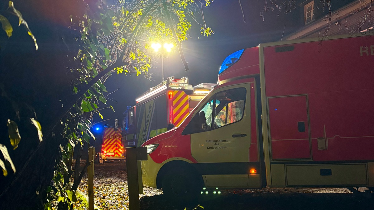 FW Rheurdt: Taxifahrer wird zum Helden: Feuerwehr rettet Mann aus eiskaltem Wasser - Foto: presseportal.de