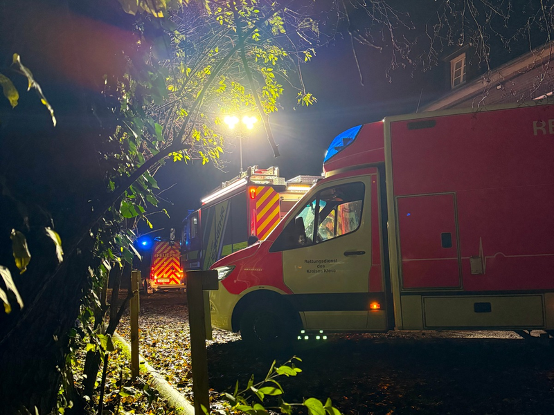 FW Rheurdt: Taxifahrer wird zum Helden: Feuerwehr rettet Mann aus eiskaltem Wasser - Foto: presseportal.de
