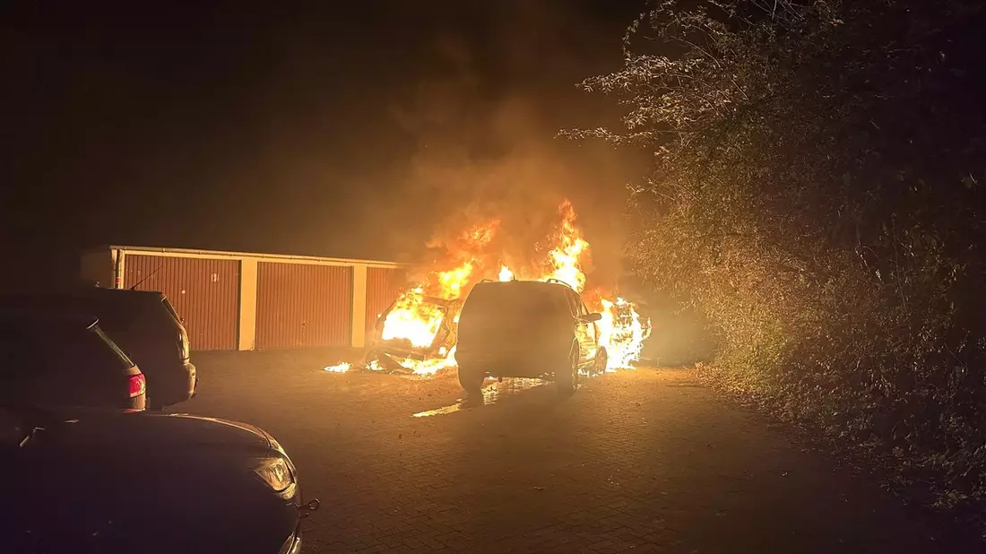 FW-BO: 4 brennende PKW in Hamme - Bild: presseportal.de