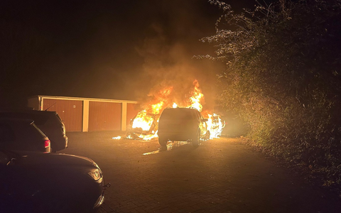 FW-BO: 4 brennende PKW in Hamme - Foto: presseportal.de