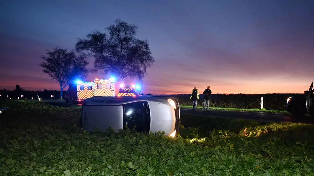 FW Pulheim: PKW landete im Feld - Bild: presseportal.de