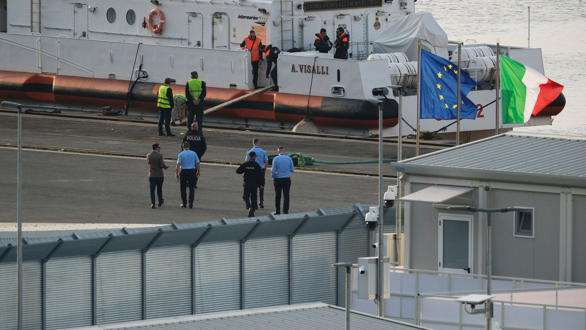 Gerichte hoben zweimal hintereinander die Inhaftierung von Migranten in den albanischen Lagern auf, nachdem sie zuvor von den Behörden auf dem Weg nach Europa im Mittelmeer gestoppt worden waren. (Archivbild) - Foto: Vlasov Sulaj/AP/dpa