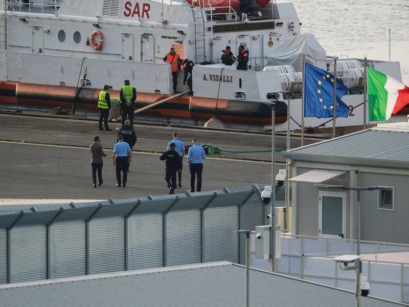 Gerichte hoben zweimal hintereinander die Inhaftierung von Migranten in den albanischen Lagern auf, nachdem sie zuvor von den Behörden auf dem Weg nach Europa im Mittelmeer gestoppt worden waren. (Archivbild) - Foto: Vlasov Sulaj/AP/dpa