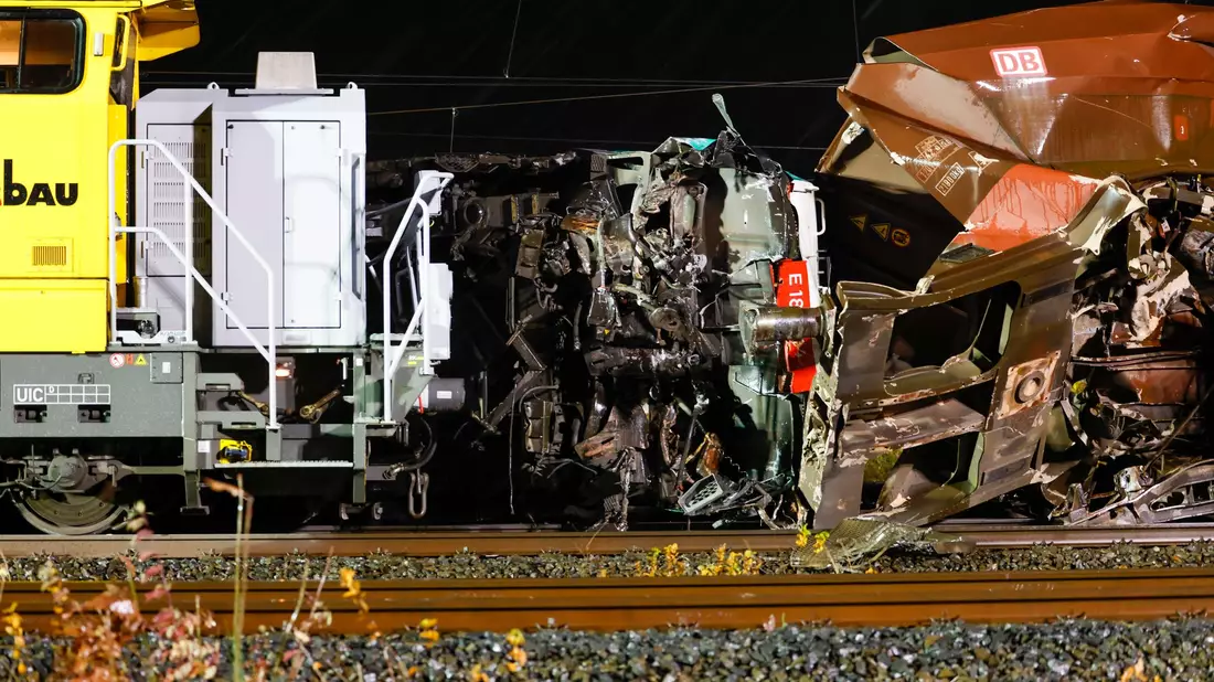 Schwere Kräne müssen die völlig demolierten Waggons wieder aufrichten und möglichst zurück auf die Schienen setzen. - Bild: Thomas Banneyer/dpa