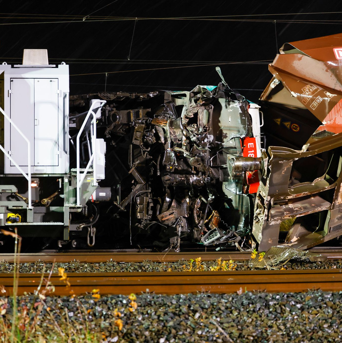 Schwere Kräne müssen die völlig demolierten Waggons wieder aufrichten und möglichst zurück auf die Schienen setzen. - Foto: Thomas Banneyer/dpa