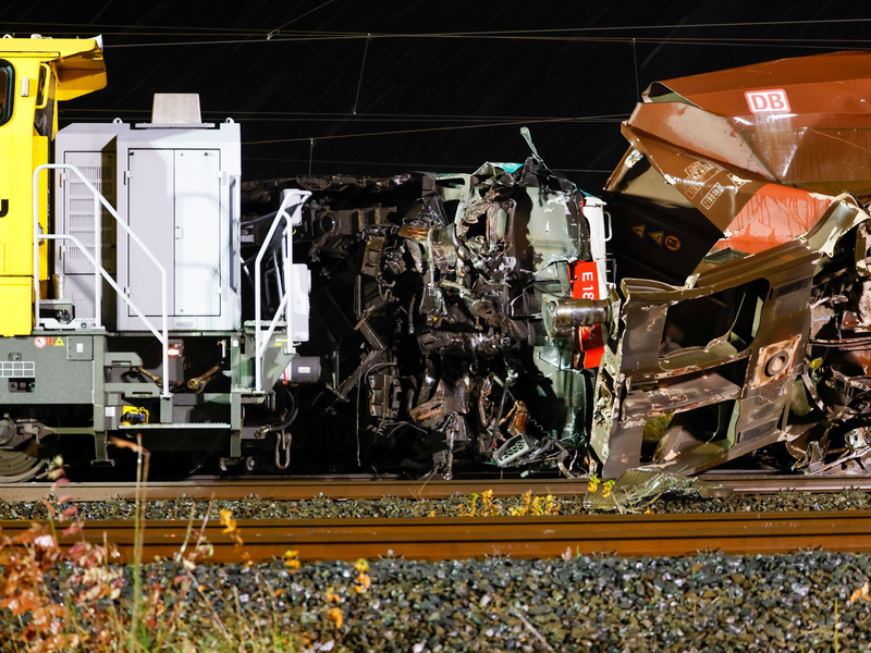 Schwere Kräne müssen die völlig demolierten Waggons wieder aufrichten und möglichst zurück auf die Schienen setzen. - Foto: Thomas Banneyer/dpa
