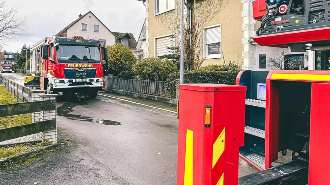 FW-DT: Küchenbrand in Zweiparteienhaus - Vier Personen ins Klinikum gebracht - Bild: presseportal.de