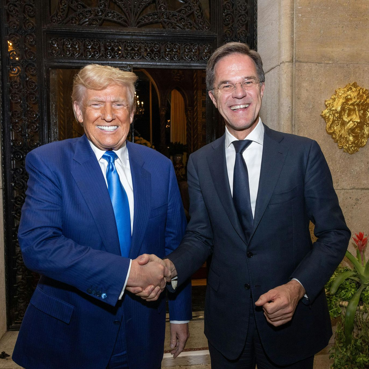 «Er wird wollen, dass wir mehr tun», sagte Rutte (r) zu möglichen künftigen Forderungen von Donald Trump. (Archivbild) - Foto: Erik Luntang/Nato/dpa