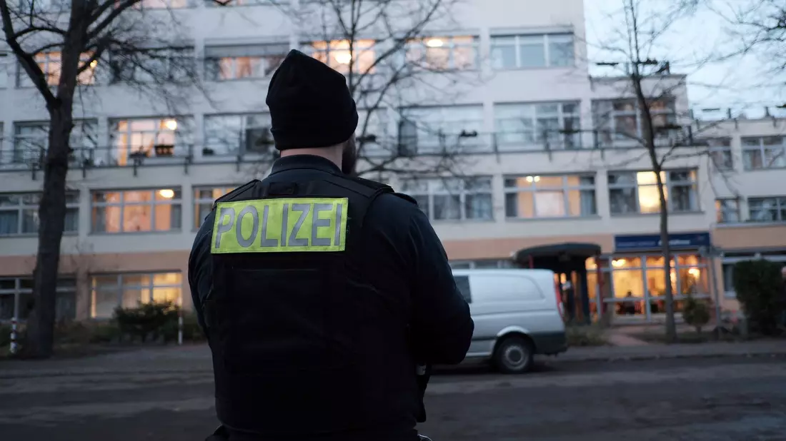 In einem Berliner Seniorenheim soll ein Mann seine Tochter mit einer Machete schwer verletzt haben. - Bild: Jörg Carstensen/dpa