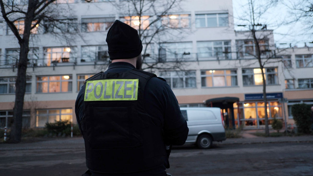 In einem Berliner Seniorenheim soll ein Mann seine Tochter mit einer Machete schwer verletzt haben. - Foto: Jörg Carstensen/dpa