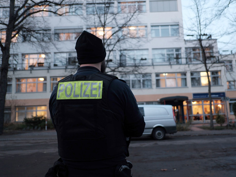 In einem Berliner Seniorenheim soll ein Mann seine Tochter mit einer Machete schwer verletzt haben. - Foto: Jörg Carstensen/dpa