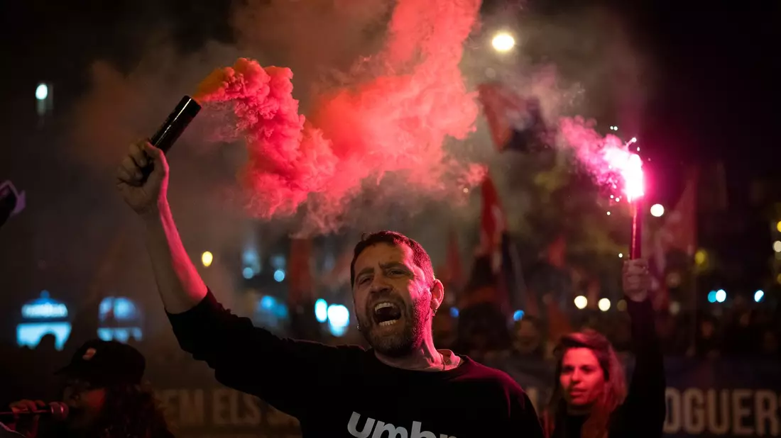 In Städten wie Barcelona sind auch Touristenunterkünfte Teil des Problems. - Bild: Emilio Morenatti/AP