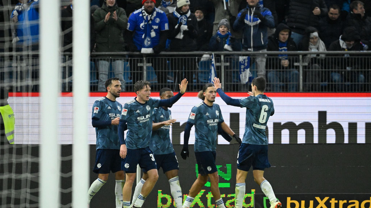 Hamburgs Sebastian Schonlau nimmt Marco Richter nach dessen Treffer zum 1:0 in den Arm. - Foto: Gregor Fischer/dpa