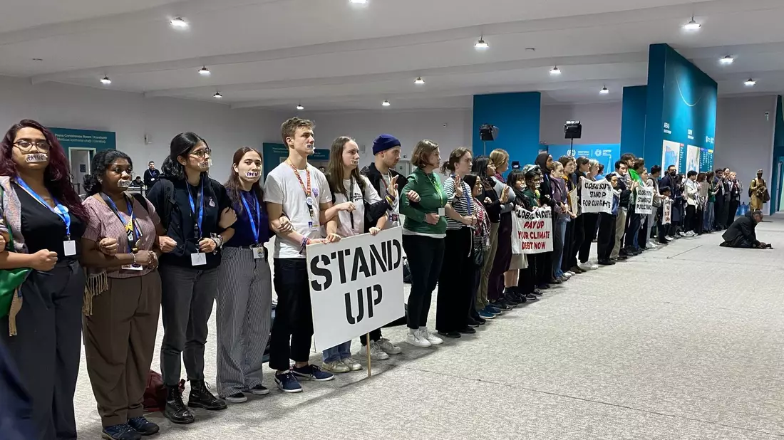 Am späten Abend demonstrierten Klimaaktivisten vor dem Plenarsaal. - Bild: Torsten Holtz/dpa