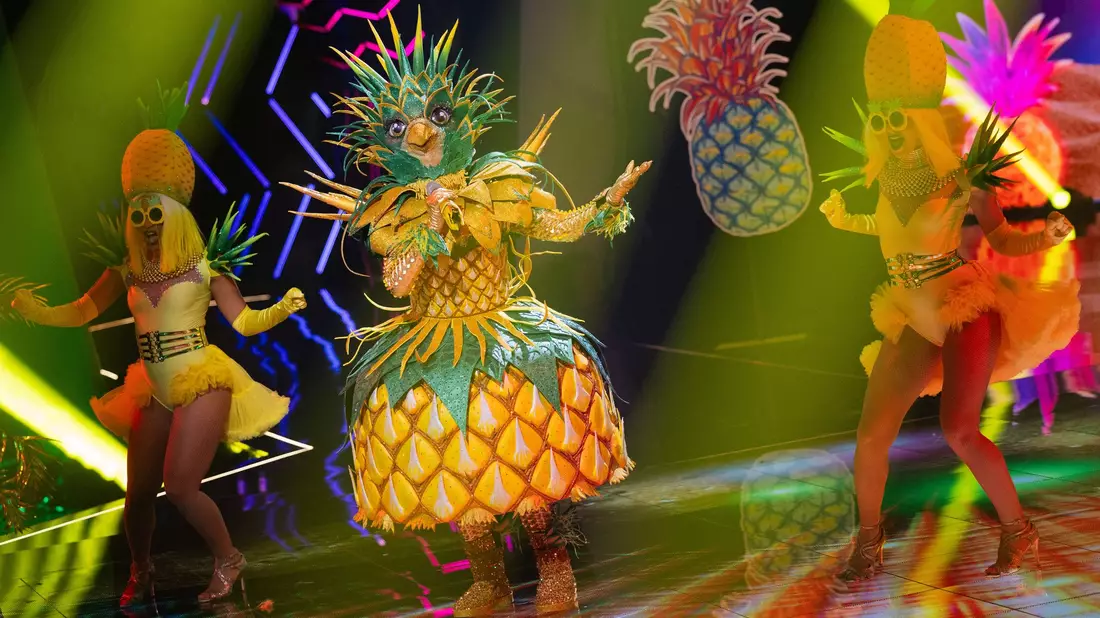 Auch dabei: «Lady Ananas» sang auf Portugiesisch - und der erste eingeblendete Hinweis auf ihre Identität war ein Kreuz-Anhänger. - Bild: Rolf Vennenbernd/dpa