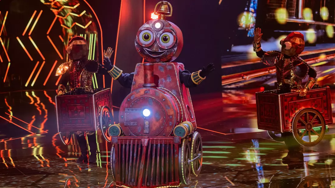 Altes Eisen auf der Bühne: Die Lokomotive überzeugte die Jury und das Publikum bei «The Masked Singer». - Bild: Rolf Vennenbernd/dpa