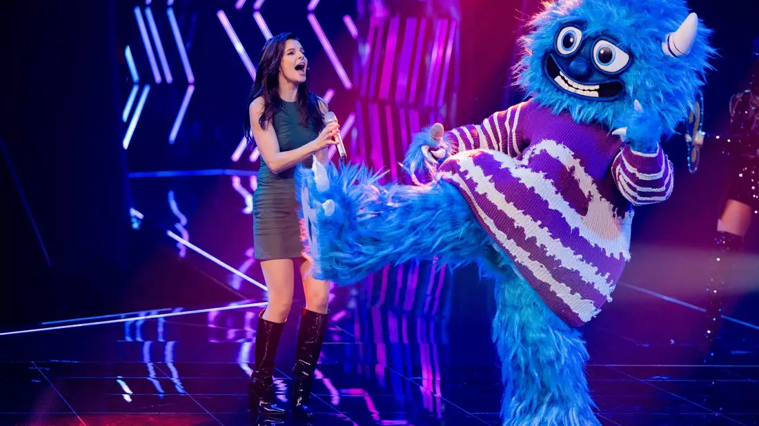 Willi W. überzeugte bei der ersten Runde von «The Masked Singer» - hier mit Jury-Mitglied Yvonne Catterfeld - nur bedingt.  - Bild: Rolf Vennenbernd/dpa