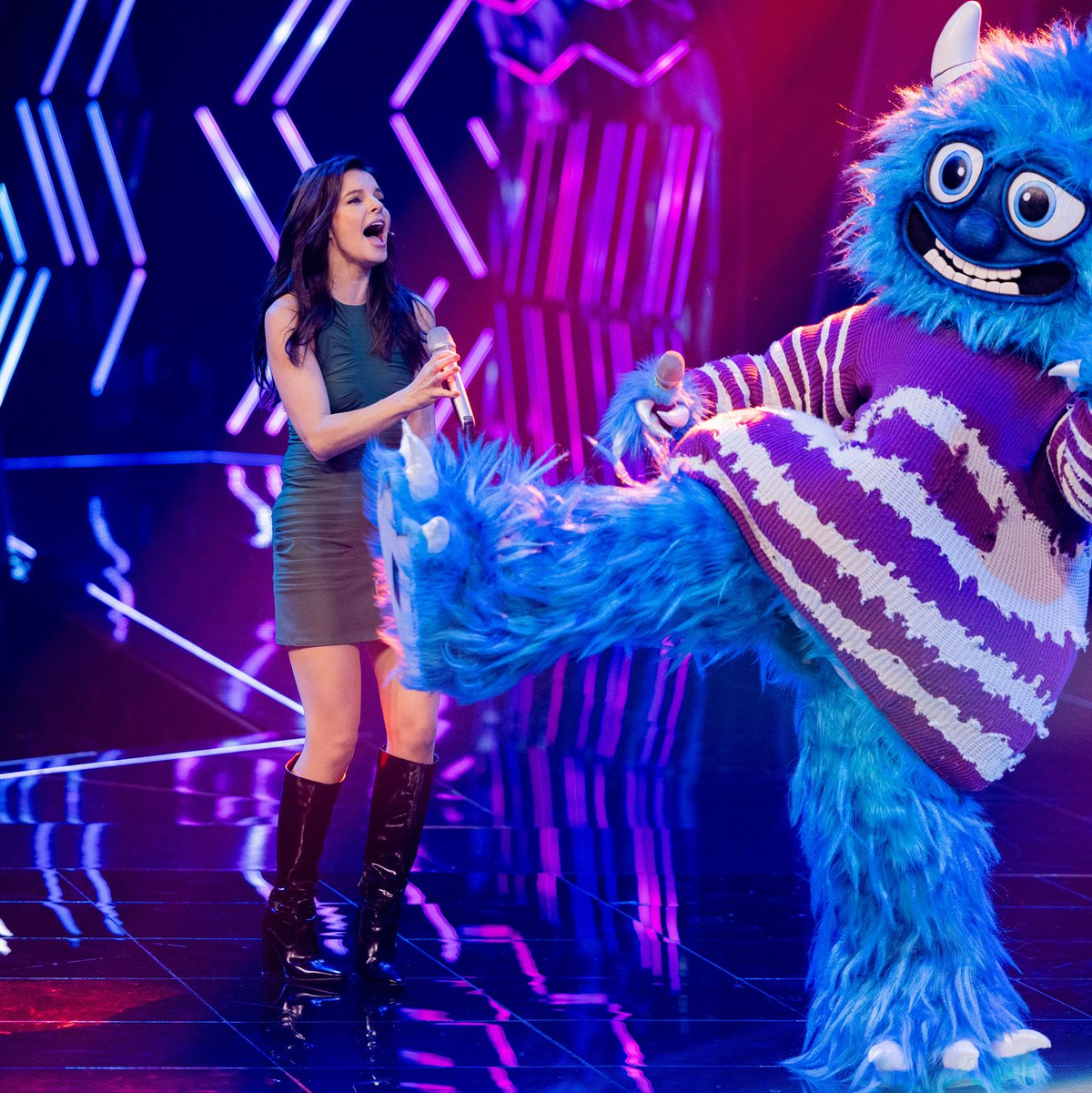 Willi W. überzeugte bei der ersten Runde von «The Masked Singer» - hier mit Jury-Mitglied Yvonne Catterfeld - nur bedingt.  - Foto: Rolf Vennenbernd/dpa
