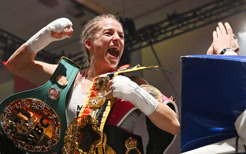 Im November gewann Tina Rupprecht (rechts) gegen Eri Matsuda aus Japan drei WM-Gürtel. - Foto: Marijan Murat/dpa