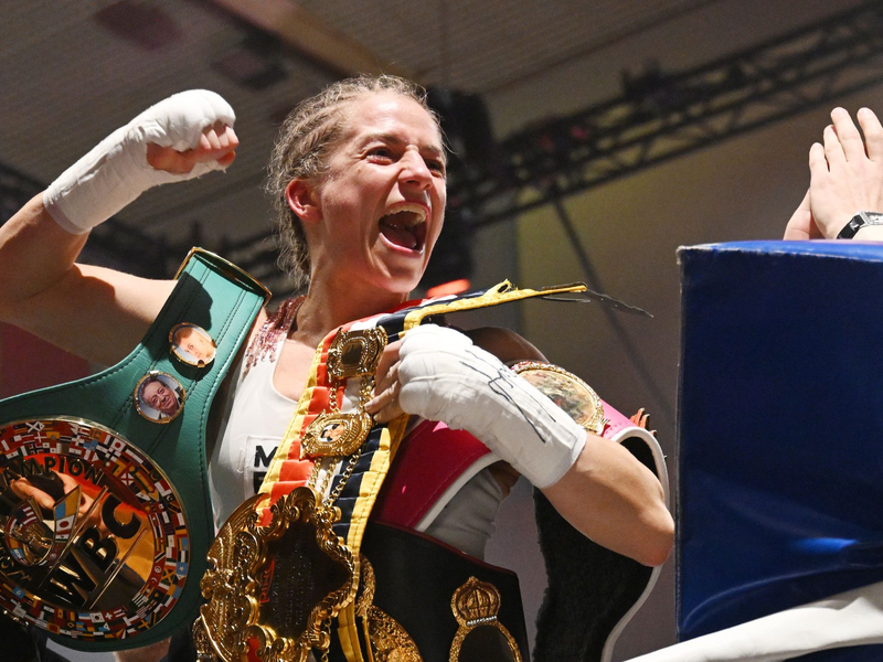 Im November gewann Tina Rupprecht (rechts) gegen Eri Matsuda aus Japan drei WM-Gürtel. - Foto: Marijan Murat/dpa