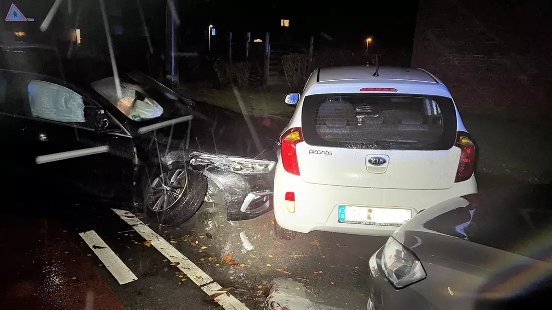 POL-WHV: Mit 1,89 Promille gegen vier parkende Pkw gefahren, hoher Sachschaden! - Bild: presseportal.de
