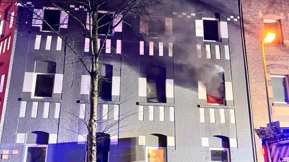 FW-E: Ausgedehnter Wohnungsbrand in der Nacht - drei verletzte Personen - Bild: presseportal.de